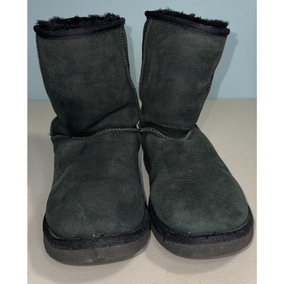 UGG Australia Womens 8 Boot Classic Short Outdoor Winter Warm Cool Weather Cozy - Picture 1 of 8